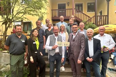 Mit einem Festakt auf dem Holunderhof Lohe wurde am 21. Juli das 10-jährige Bestehen des Landschaftspflegeverbandes gewürdigt. Auf dem Bild unter anderem zu sehen Geschäftsführerin Annika Sezi (2.v.l.), Kreisobmann Karlheinz Götz (mitte links), Bürgermeister Oettingen Thomas Heydecker (hintere Reihe mitte), Landrat Michael Dinkelmeier (mitte rechts), Landrat a.D. Stefan Rößle (3.v.r.) und Wolfram Güthler (2.v.r.) vom Bayerischen Staatsministerium für Umwelt und Verbraucherschutz. 