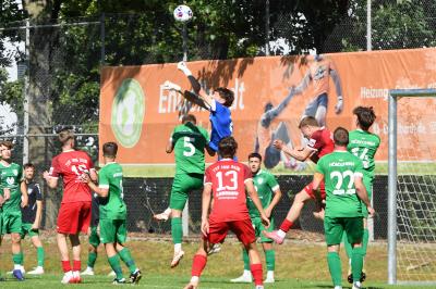 Merane überwindet den Keeper, doch der Ball wird auf Linie geklärt.