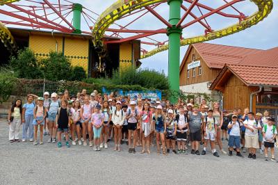 Mehr als 150 Kinder und Jugendliche starteten mit der traditionellen Eröffnungsfahrt in den Schwabenpark in das 50. Nördlinger Sommerferienprogramm und erlebten einen abwechslungsreichen Ferientag.