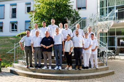 v.l.n.r. hinten: Norbert Jawansky (KBL), Marco Korhammer (LdJA), Ismet Krekic (stv. PDL), Gerhard Kletzenbauer (BGF), Robert Augustin (LGF), Michael Haller (stv. KGF), Benjamin Schäfer (TL KWW); v.l.n.r. vorne: Jürgen Sorré (1. stv. Vorsitzender), Hans-Michael Weisky (BRK-Präsident), Hermann Gröhe (DRK-Präsident), Arthur Lettenbauer (KGF), Cindy Drawert (PDL), Andreas Hanna-Krahl (BRK-Vizepräsident), Melanie Richter (stv. HWL), Manja Hager (HWL)