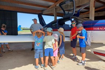 Fliegerluft geschnuppert: Beim Rieser Flugsportverein erhielten die Kinder und Jugendlichen spannende Einblicke in den Flugsport und durften auch selbst im Cockpit Platz nehmen.