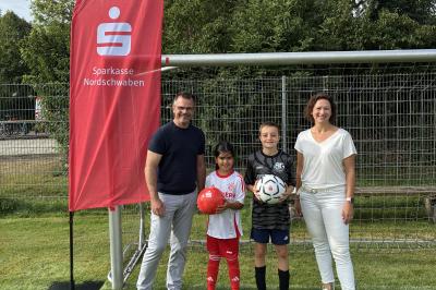 Oberbürgermeister Jürgen Sorré, Aishwarya Mithalal, Johannes Burger und Marktbereichsleiterin Kathrin Schön beim Straßenfußballturnier 2026.