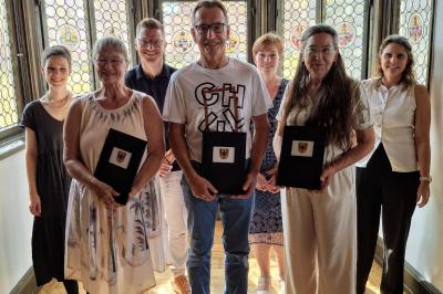 Juliane Wüst, Norbert Estner und Sabine Webb-Sabatini (1. Reihe v. l.) im Rahmen einer Feierstunde verabschiedet. Kathrin Häffner, Oberbürgermeister David Wittner, Simone Leidel und Michaela Eisele (2. Reihe v. l.) 