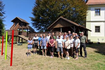 Viele Hände schnelles Ende: Der Spielplatz in Bergstetten erstrahlt in neuem Glanz. 