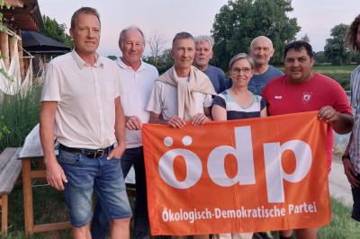 Die ÖDP-Kreisvorstandschaftvon links nach rechts: Matthias Fritzsche (Kreisvorsitzender), Walter Löffler (Schatzmeister), Hans-Martin Meuß (1. Stellvertretender Kreisvorsitzender), Johannes Thum (Schriftführer), Andrea Kugler (Beisitzerin), Gustav Dinger (Beisitzer), Michael Näpfle (Beisitzer),Michael Ölhorn (Beisitzer); auf dem Foto fehlt: Dieter Feldmeier (2. StellvertretenderKreisvorsitzender).