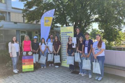 Vertreter des Gesundheitsamtes und der Gesundheitsregionplus überreichten die Preise an die Gewinnerklasse der Grund- und Mittelschule Monheim.