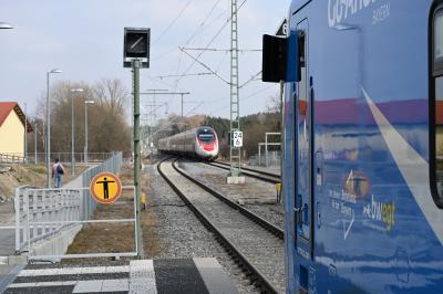 Ein Arverio-Zug wartet auf einen DB-Zug im Gegenverkehr.