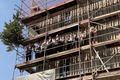 Das Richtfest stellt einen wichtigen Schritt zur Fertigstellung der neuen HolzWelt dar.