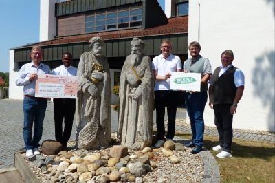 V.l.n.r.: Stefan Rößle, Landrat a.D. und Vorsitzender von 1000 Schulen für unsere Welt e.V., Pfarrer Dr. Joseph Afatchao, Bürgermeister Jürgen Raab, Bürgermeister Josef Schmidberger und Stadtrat Florian Riehl.