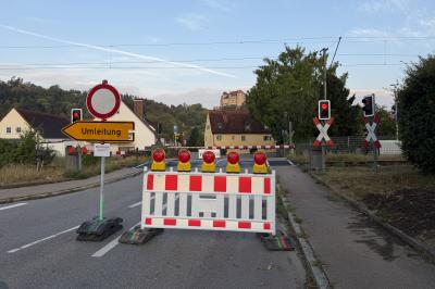 Der Bahnübergang an der Mündlinger Straße ist aktuell gesperrt.