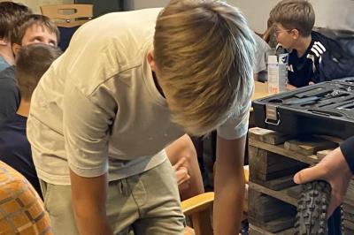 Die Schülerinnen und Schüler legen im Reparatur-Café selbst Hand an.