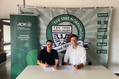 Freuen sich über die zukünftige Zusammenarbeit: Jonas Landes von der AOK Donau-Ries und Marc Hertlein vom TSV 1861 Nördlingen. 