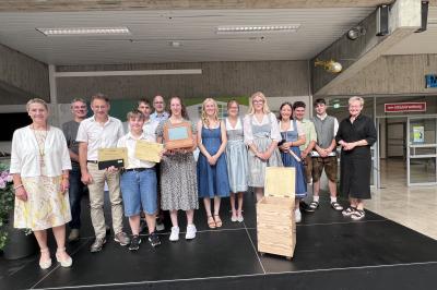 Mitwirkende des BGJ-Projekts und Preisträger: Auf dem Bild zu sehen (von links): Anja Behnke, Roland Ahle, Christian Böck, Andina Gärtner, Jakob Wais, Erwin Gufler, Anna Hausmann, Jana Bader, Laura Seiler, Lilly Frank, Ines Graber, Lukas Bock, Moritz Ahle, Stefanie Saam. 