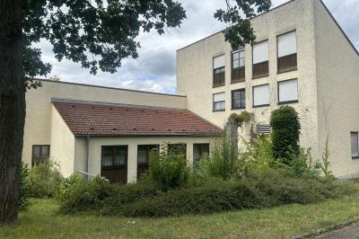 Im ehemaligen Gasthof in der Hochbruckerstraße, der nun als Arbeiterunterkunft genutzt wird, ist am Dienstagabend ein 43-Jähriger gewaltsam ums Leben gekommen. 