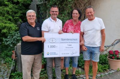 Auf dem Bild zu sehen (von links): Mondspritzer Neureiter Helmut, Vorsitzender Jürgen Sorré, für die Tafel Andrea Strobel und Mondspritzer Klaus Vater.