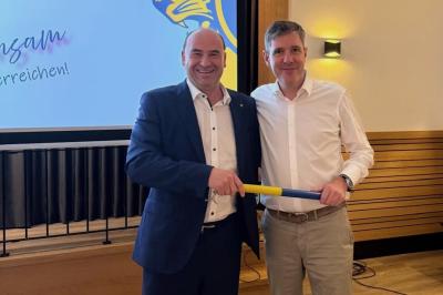 Stabübergabe - neuer Präsident des Lions Club Donauwörth, Alexander Lehmann, bedankt sich bei seinem Vorgänger, Dr. Dr. Matthias Fenner.
