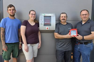 Manfred Stahl (Friedhofspflege), Theresa Bauer (Fachbereichsleitung Bürgerservice), Roland Pachner (Friedhofspflege) und Simon Srownal (Amtsleitung Bürgerdienste, Sicherheit und Soziales).