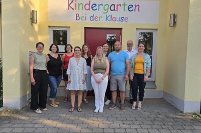 v.l.n.r.: Silke Paula, Beate Wolf, Bianca Straub, Viktoria Füssl, Nataly Rohr, Franziska Wiedemann, Lisa Wenger, Andreas Stemmer, Erster Bürgermeister Karl Rehm, Sabrina Forthofer