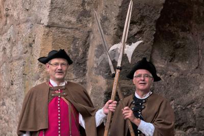In authentischer historischer Gewandung führt Sie der Nachtwächter durch die verwinkelten Gassen und erzählt spannende Geschichten, überraschende Anekdoten und Wissenswertes aus dem Leben vergangener Jahrhunderte. 