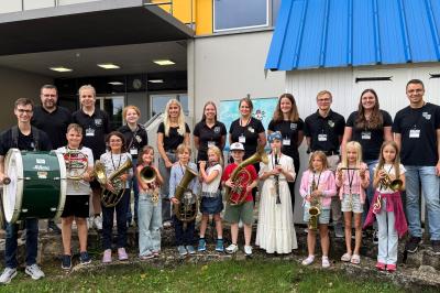 Das Bild zeigt die Kinder des Ferienprogrammes mit Betreuungsteam der Stadtkapelle Harburg e.V. 
