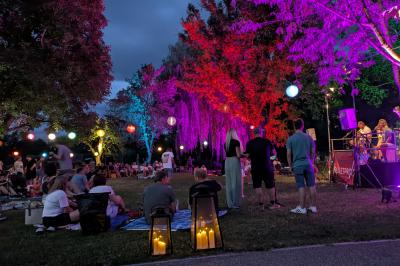 Sommerliche Atmosphäre im Rainer Stadtpark. 