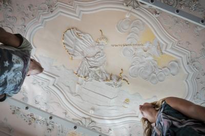 Die Stuckdecke im großen Sitzungssaal im Monheimer Rathaus.