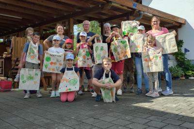 Die teilnehmenden Kinder sowie von links nach rechts Lucia Birkmeir, Johannes Donhauser, Nicole Verwoort und Katrin Streicher.