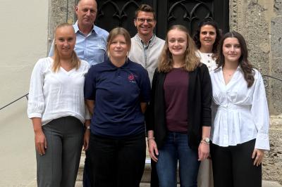 Gemeinsam zum erfolgreichen Abschluss: Der Leiter der städtischen Bäderbetriebe Martin Gruber, Oberbürgermeister David Wittner sowie Personalleiterin Michaela Eisele (2. Reihe v. l.) gratulierten den vier Absolventinnen Christina Heim, Katharina Stimpfle, Louisa Volz und Leila Grlic (1. Reihe v. l.) zur bestandenen Abschlussprüfung.