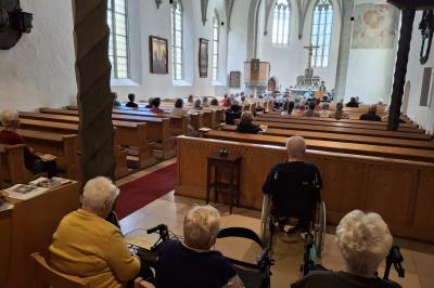 Rund 60 Besucherinnen und Besucher kamen zum Gottesdienst „Lieder meines Lebens“ in die Spitalkirche und ließen sich von vertrauten Liedern auf eine Reise durch persönliche Erinnerungen mitnehmen.
