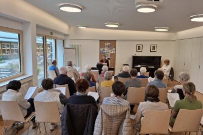 Musik verbindet: Rund 20 Teilnehmerinnen und Teilnehmer sangen gemeinsam bekannte Lieder und hatten dabei sichtlich Freude.