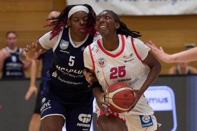 US-Girl Stephanie McBride vom Team der Eigner Angels Nördlingen musste Schwerstarbeit leisten, unter den Körben und machte ihre Sache gut.