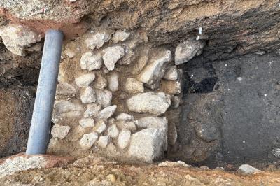 Die gefundene Mauer samt dem Rest des Holzpflocks (dunkle Stelle rechts oben neben der Mauer)