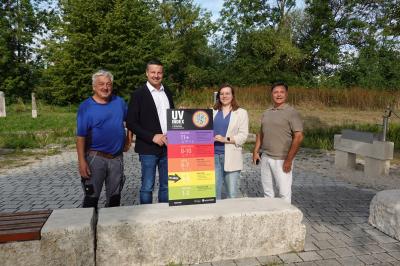 Übergabe einer UV-Index-Tafel an die Gemeinde Mertingen. Auf dem Bild zu sehen (von links): Alois Berchtenbreiter (Bauhofleiter), Stephan Kreuzer (1. Bürgermeister), Julia Lux (Geschäftsstelle Gesundheitsregionplus) und Deyan Neshov (Gesundheitsamt Donau-Ries). 