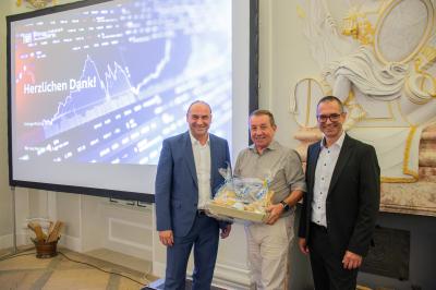  Die Vorstände der Raiffeisen-Volksbank Donauwörth eG Alexander Lehmann  (links) und Hubert Wöger (rechts) mit Norbert Faller beim AnlegerKolleg 2026 auf Schloss  Harburg.