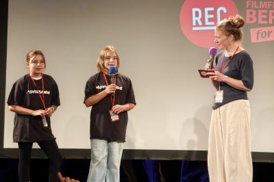 Mathilda Maurer, Klara Burger und Moderatorin Rebecca Rudolph