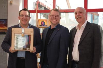 Branko Schäpers (r.) vom Caritasverband Donau-Ries und Gino Salamena, Geschäftsführer von All-in, sammeln Schlafmünzen für die Donauwörther Tafel