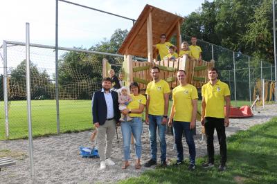 Unser Bild zeigt die Verantwortlichen mit Kindern vom SV Hausen-Schopflohe vor dem neuen Spielturm (von links): Dominik Schwarz (RVB Ries, Filiale Wallerstein), 2. Kassier Manuela Stelzle, Vorstand Thomas Feile, Abteilungsleiter Martin Uhl, Vorstand Dominik Schreitmiller.