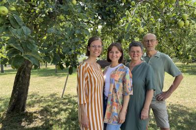Auf dem Bild zu sehen (von links): Caroline und Magdalena, gemeinsam mit ihren Eltern Monika und Franz Schmid.