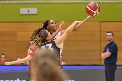 Wirklich kein Foul-Pfiff? Makiyah Williams wird beim Korbwurf gestört, trifft aber trotzdem. Die US-Amerikanerin war Topscorerin beim Match gegen Stuttgart. Headcoach Rozitis beobachtet die Szene im Hintergrund.