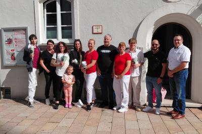 Auf dem Bild (von links): Michael Schwatz, Gabriele Koller (Pflegedienstleistung), Sandra Weeger, Alja Rajsp mit Tochter Lia, Kristine Caunite, Tobias Mokosch (Praxisanleiter), Cathleen Kreisel (Praxisanleiterin), David Güsgen, Said Boukchiba (stellv. Pflegedienstleitung) und Branko Schäpers. 