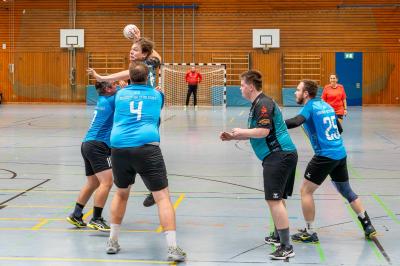 Peter Gassenmayer (beim Wurf) und Kreisläufer Max Hessel (2. v.r.) hoffen im Spiel gegen die SG 1871 Augsburg/Gersthofen II auf Punkte für die zweite Mannschaft der HSG Nordschwaben