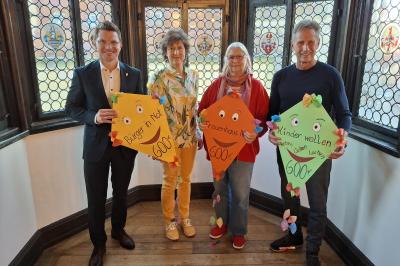 Dreimal 600 Euro für den guten Zweck: Gerda Bachmann (2. v. l.) unterstützt mit ihrer diesjährigen Spendenaktion das Frauenhaus Nördlingen, den Verein „Kinder wollen leben, spielen, lachen“ und die Stiftung „Nördlinger Hilfe in Not“. Bei der Spendenübergabe bedankten sich Maja Paur (2. v. r., Frauenhaus), Martin Obermann (rechts, Verein „Kinder wollen leben, spielen, lachen“) und Oberbürgermeister David Wittner (links , Stiftung „Nördlinger Hilfe in Not“) herzlich für die Unterstützung.