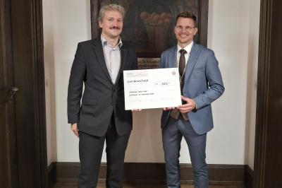Johannes Fischer (links) übergibt Oberbürgermeister David Wittner 350 Euro für die Stiftung „Nördlinger Hilfe in Not“