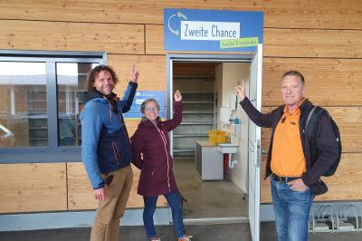 Michael Ölhorn, Andrea Kugler und Kreisrat Matthias Fritzsche von der ÖDP verweisen auf die „Zweite Chance“ im Recyclinghof Nördlingen. Ein eigener Raum lädt Bürgerinnen und Bürger ein, brauchbare Dinge einer weiteren Nutzung zur Verfügung zu stellen.