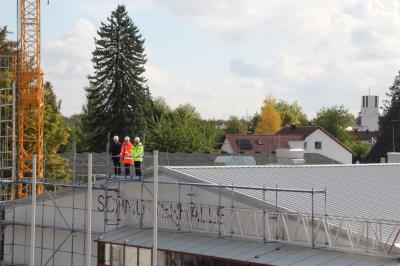 Die Gemeinde Asbach-Bäumenheim und das Architekturbüro Wilhelm blicken nach knapp dreimonatiger Bauzeit auf das erfolgreich sanierte Dach der Schmutterhalle. (v.l.n.r.: Architekt Rainer Wilhelm, Bürgermeister Florian Mittler, Bauamtsmitarbeiter Cristian Chet)