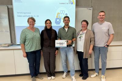 Nach zwei Jahren erfolgreicher Qualifizierung freuen sich die  Lehrkräfte der Staatlichen Realschule Rain über das offizielle QuaMath-Siegel.  Von links: Maria Zistler (Referentin), Martina Eichner, Jürgen Herrmann und  Karin Konrad (alle Realschule Rain) sowie Robert Forster (Referent)