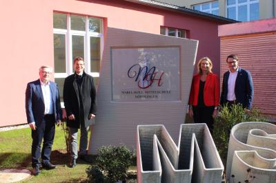 V.l.n.r.: Werner Luther (Eigner-Geschäftsführer), David Wittner (Oberbürgermeister Nördlingen), Marga Riedelsheimer (Rektorin), Wolfram Uhl (Eigner-Geschäftsführer)