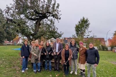 Auf dem Bild übergeben Landrat Michael Dinkelmeier und Petra Wagner, erste Vorsitzende des Kreisverbands Nördlingen, die letzten Bäume in Wemding. Diese gehen an das Kinderherz, vertreten durch Frau Thum-Ziegler sowie an die SVE, vertreten durch Frau Bobinger. 
