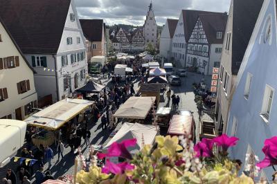 Reges Treiben beim traditionellen Schärtlesmarkt Monheim