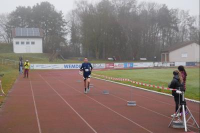 Das Bild zeigt Tobias Gröbl beim Zieleinlauf als Seriensieger 2025 in Wemding